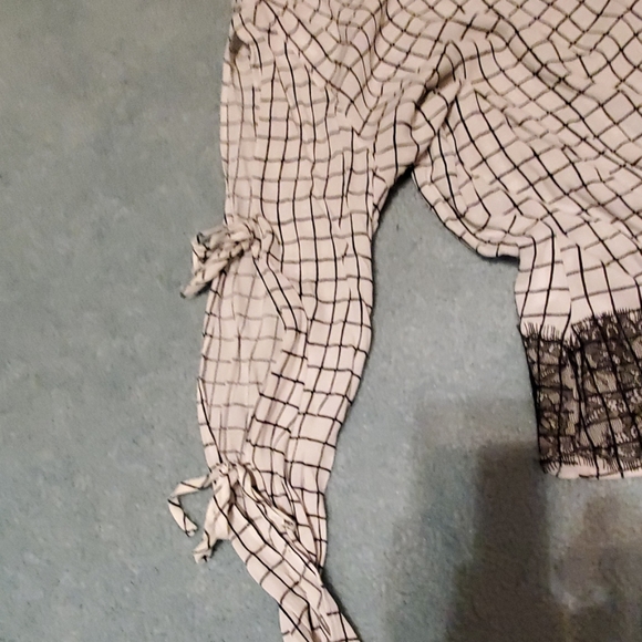 New!!! Beautiful Top - Picture 3 of 3